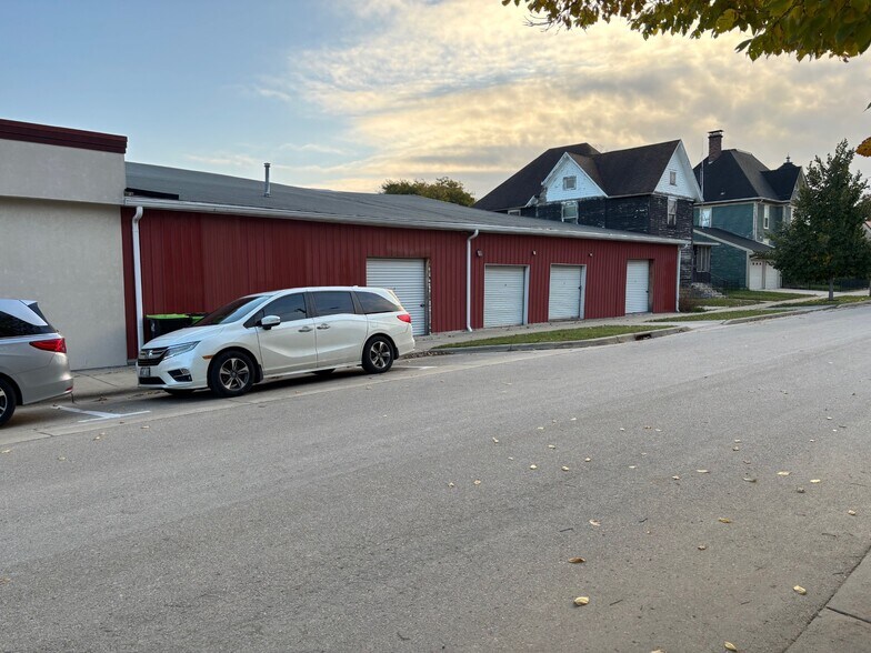 More Photos Of 300 N Dickason Blvd, Columbus Warehouse For Lease