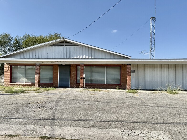More Photos Of 1500 W Corpus Christi St, Beeville Freestanding For Sale