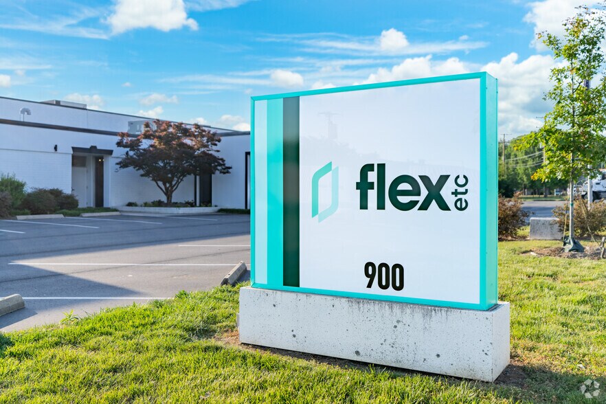 More Photos Of 900 Pressley Rd, Charlotte Warehouse For Lease