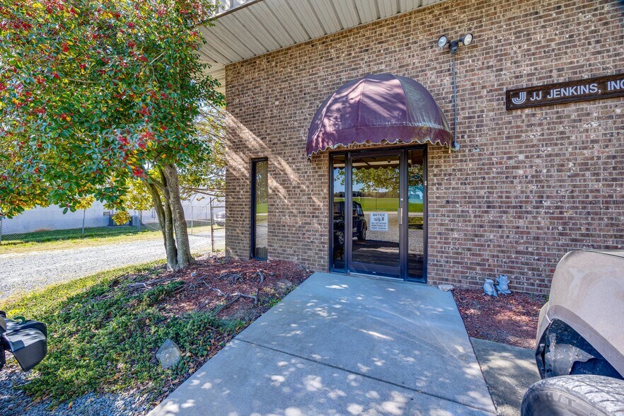 More Photos Of 3380 Smith Farm Rd, Matthews Warehouse For Lease