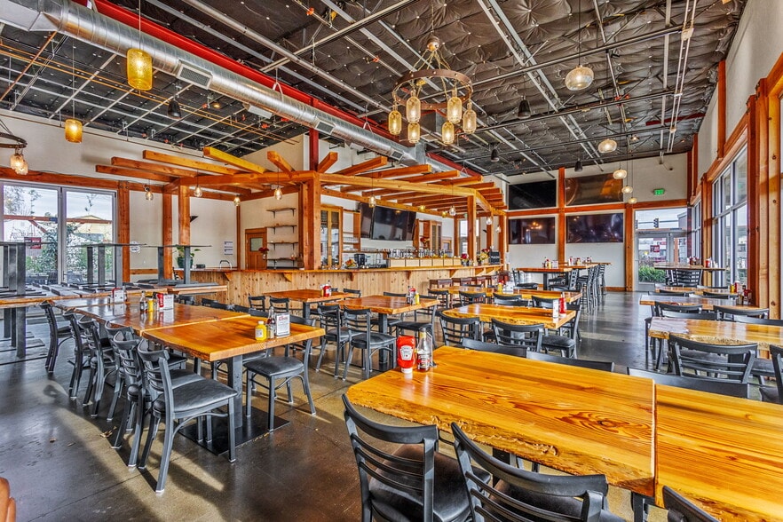 More Photos Of 555 9th St NW, Salem Bar For Lease