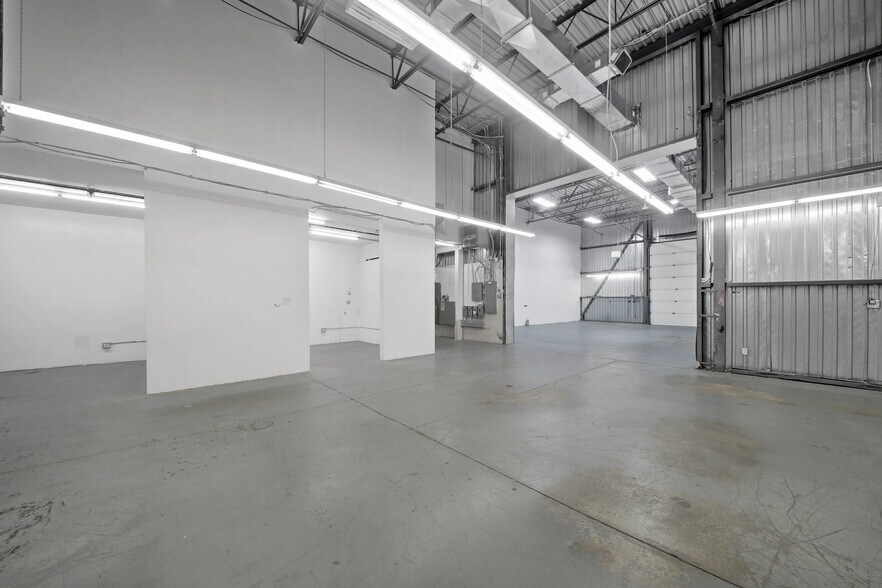 More Photos Of 1550 Rue de Coulomb, Boucherville Flex For Sale