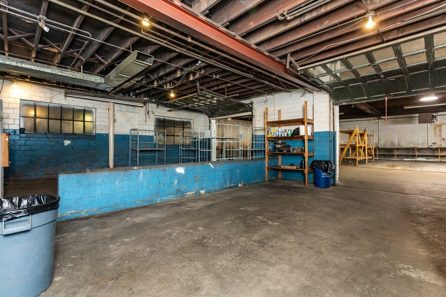 More Photos Of 2726 E Broadway, Alton Flex For Sale