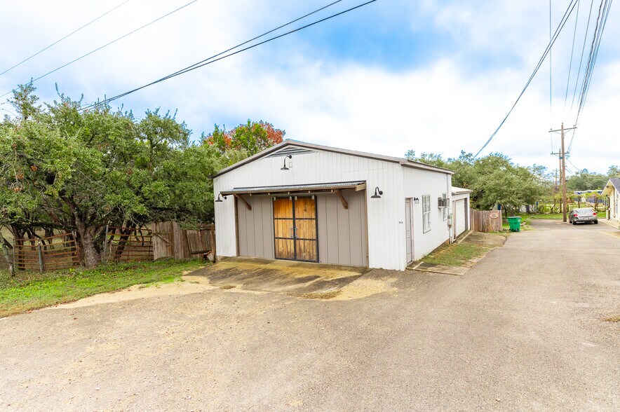 More Photos Of 15600 Ranch Road 12, Wimberley Showroom For Sale