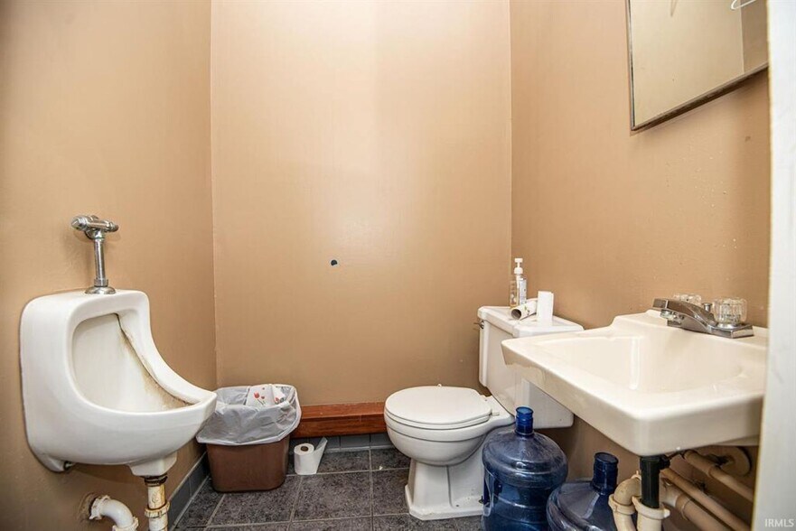 More Photos Of 1985 S Old US 41, Vincennes Industrial For Sale