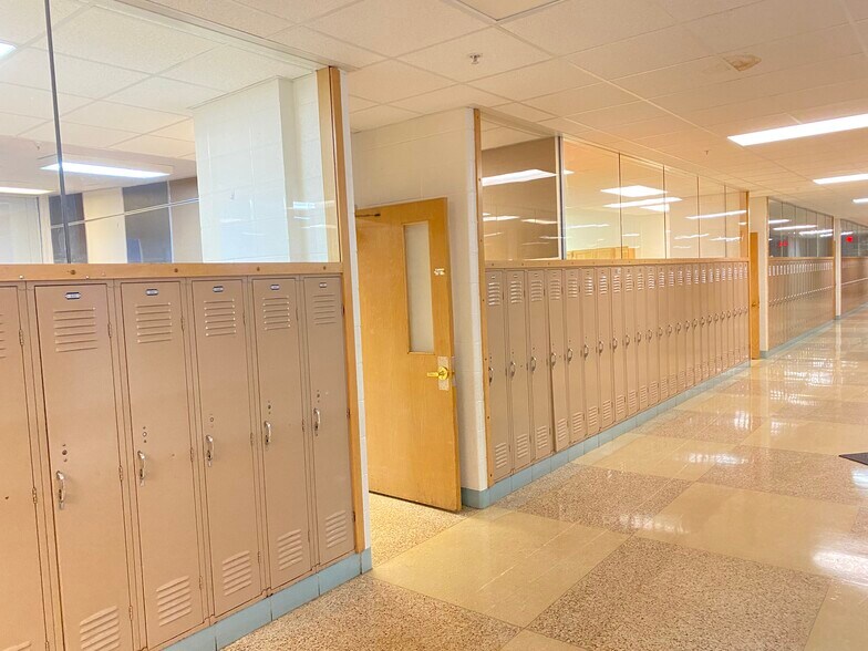 More Photos Of 670 Main Ave, De Pere Schools For Lease