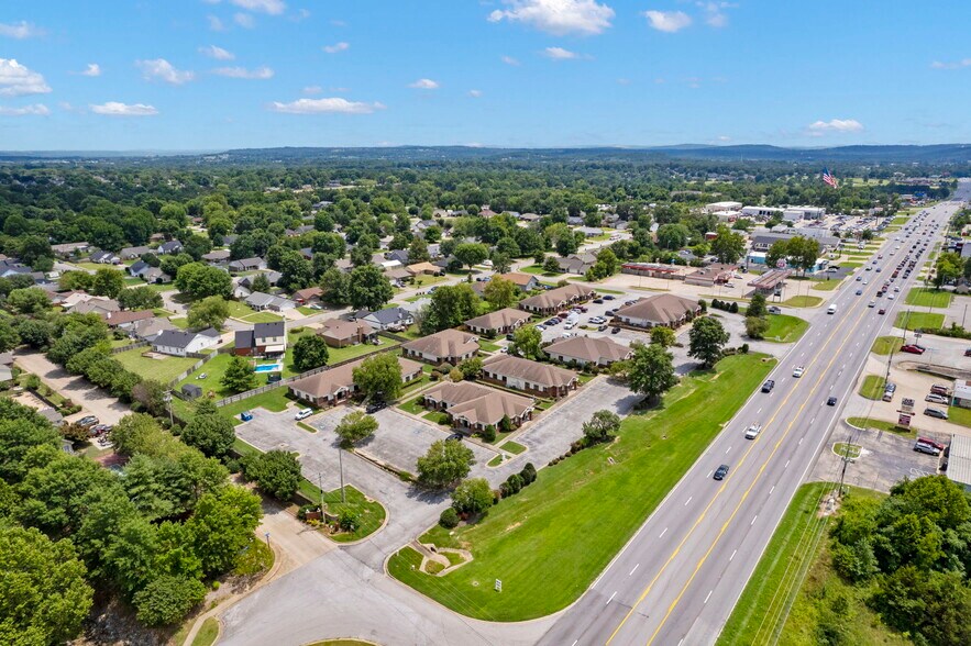 More Photos Of 3291 S Thompson St, Springdale Unknown For Lease