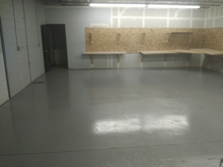 More Photos Of 25129 Dequindre Rd, Madison Heights Warehouse For Lease