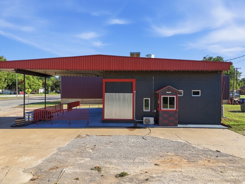 More Photos Of 112 N Chisholm Trl, Dover Restaurant For Sale