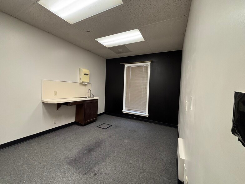 More Photos Of 4835 S Fulton Ave, Tulsa Medical For Lease