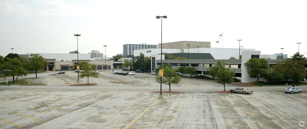 More Photos Of 100 Oakbrook Ct, Oak Brook Storefront For Lease