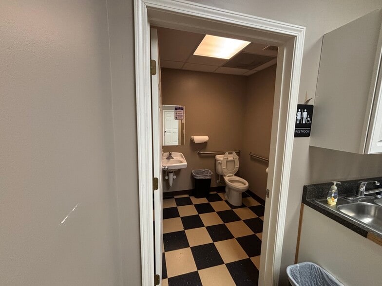 More Photos Of 108 Oak Park Dr, Irmo Office For Lease