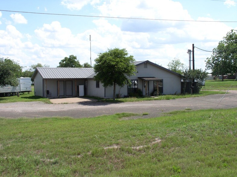 More Photos Of 1009 W Heaton St, Cuero Office For Sale