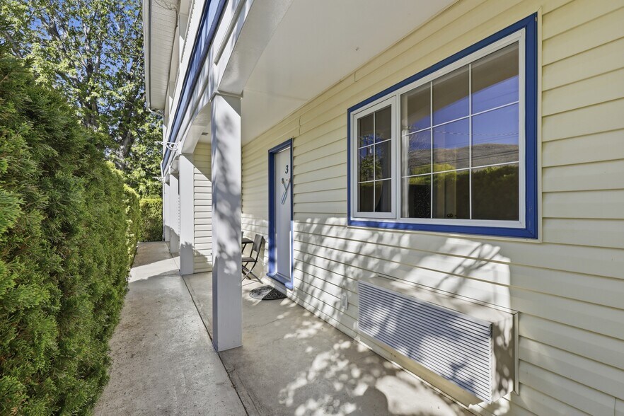 More Photos Of 7001 Savona Access Rd, Thompson-Nicola Hotel For Sale