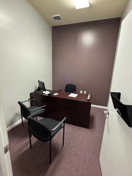 More Photos Of 684 W Main St, New Holland Office For Lease