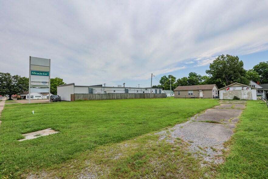 More Photos Of 806 Poplar St, Benton Office For Sale