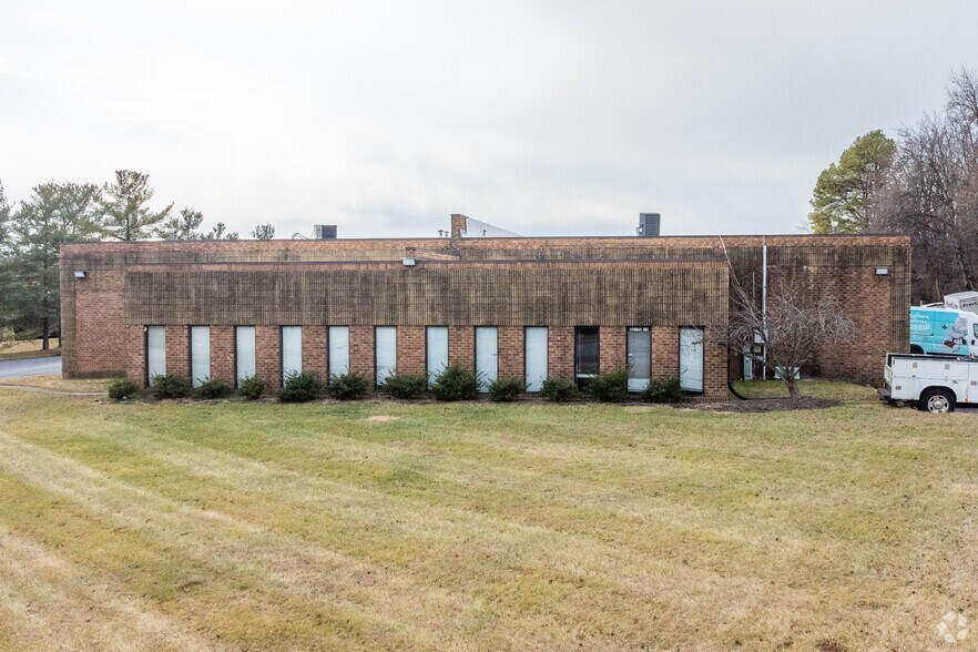 More Photos Of 4 Nashua Ct, Essex Light Distribution For Lease