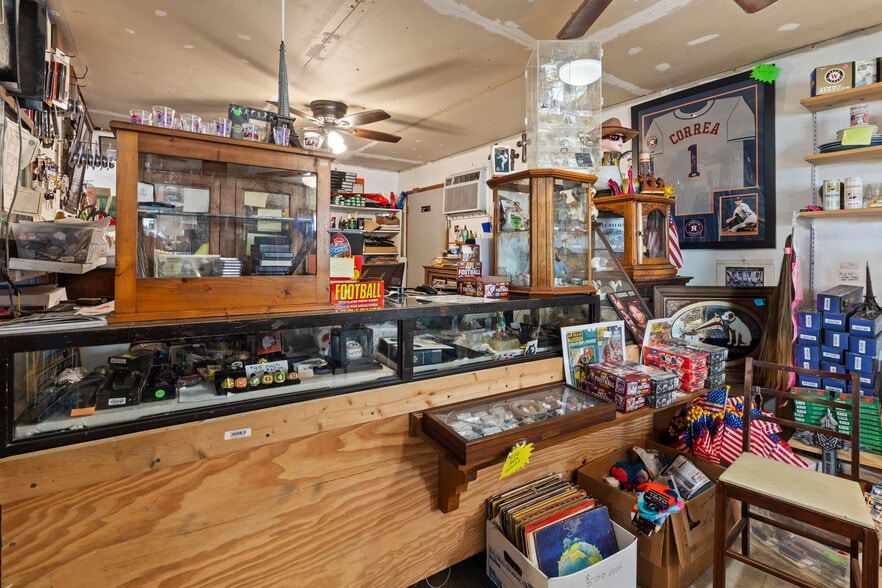 More Photos Of 8428 Teichman Rd, Galveston Showroom For Sale