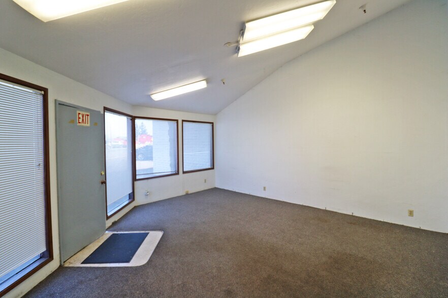 More Photos Of 1000 Bertelsen Rd, Eugene Warehouse For Sale