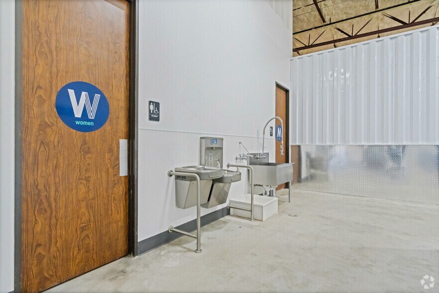 More Photos Of 10795 Hammerly Blvd, Houston Warehouse For Lease