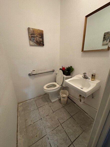 More Photos Of 4081 S Access Rd, Englewood Flex For Lease