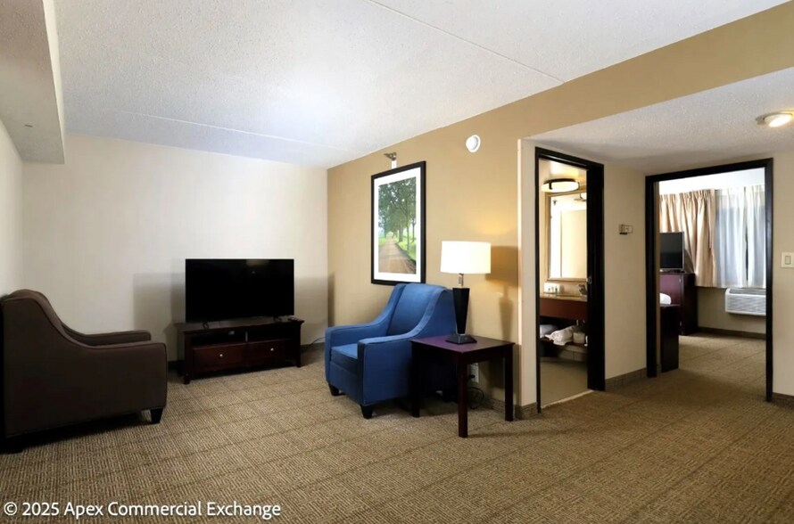 More Photos Of 525 N Canal Rd, Lansing Hotel For Sale