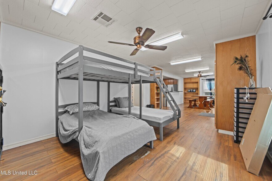 More Photos Of 2713 & 2717 15th Ave, Gulfport Light Distribution For Sale