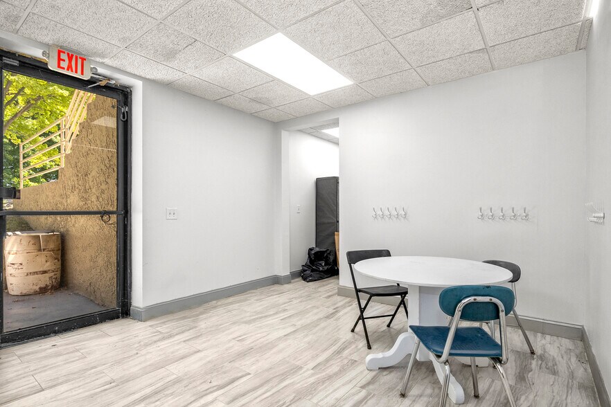 More Photos Of 24724 Lahser Rd, Southfield Office For Sale