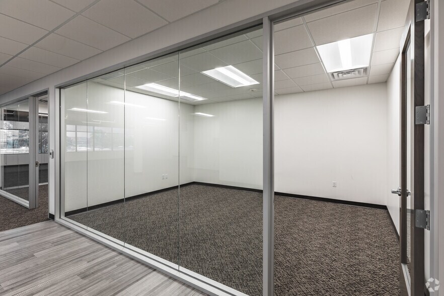 More Photos Of 5575 Ruffin Rd, San Diego Unknown For Lease