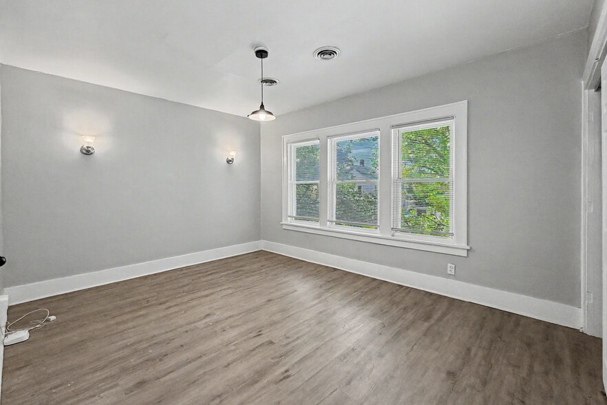 More Photos Of 2042-2046 W 4th St, Davenport Apartments For Sale