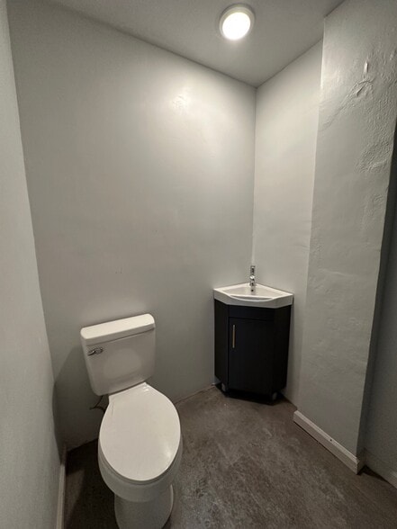 More Photos Of 702 Delevan St, Charlottesville Flex For Lease