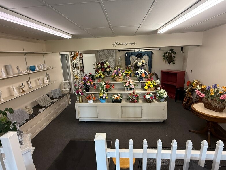 More Photos Of 1003 N Main St, Miamisburg Showroom For Sale