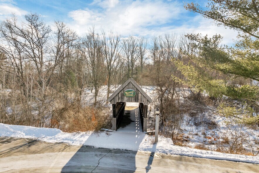 More Photos Of 5 Buttrick Rd, Londonderry Office For Lease