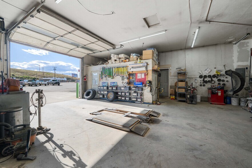 More Photos Of 402 N Pyfer St, Whitehall Office For Sale