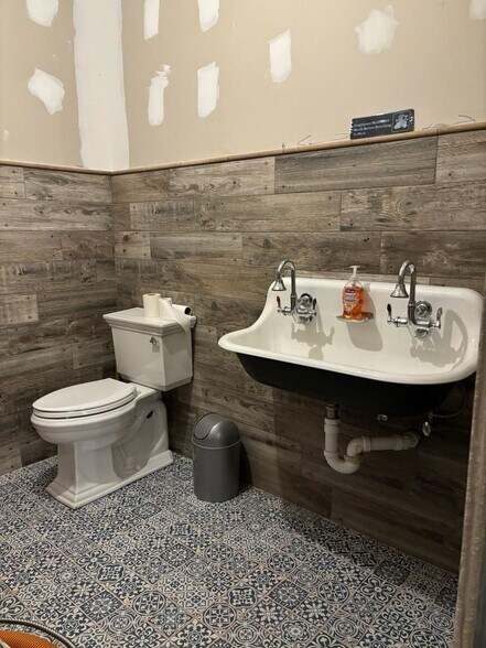 More Photos Of 10 Little Neck Rd, Centerport Storefront For Lease