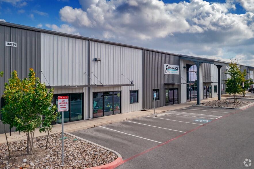 More Photos Of 15814 University Oak, San Antonio Showroom For Lease