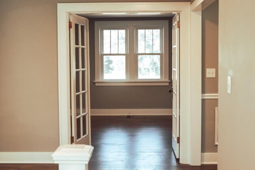 More Photos Of 1049 First Capitol Dr, Saint Charles Freestanding For Lease