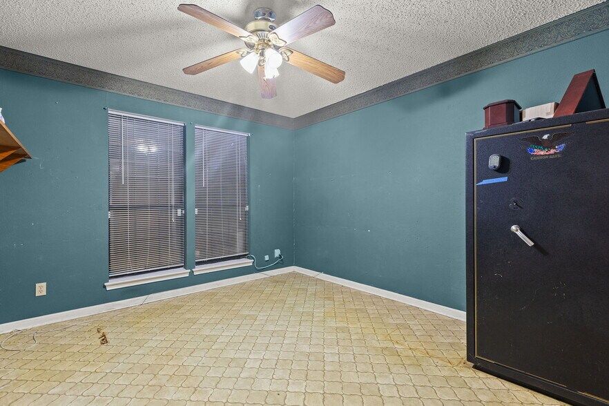 More Photos Of 12409 Lowden Ln, Manchaca Flex For Sale