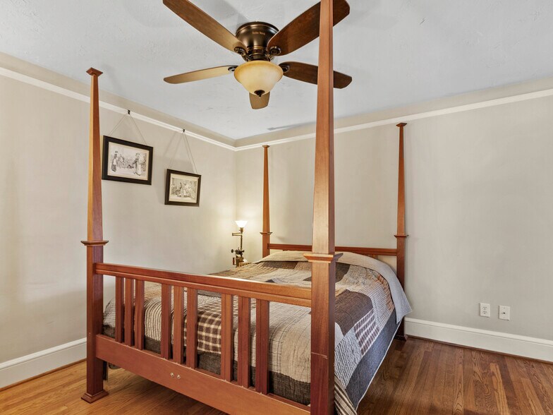 More Photos Of 506 W Main St, Burnsville Freestanding For Sale