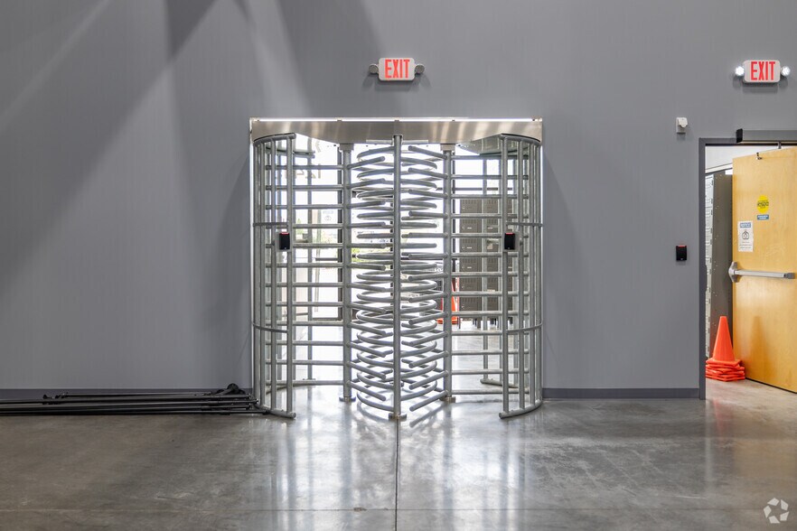 More Photos Of 12415 Old Lagrange Rd, Louisville Warehouse For Lease