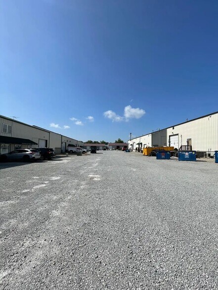 More Photos Of 6244 F Old Lagrange Rd, Crestwood Warehouse For Lease