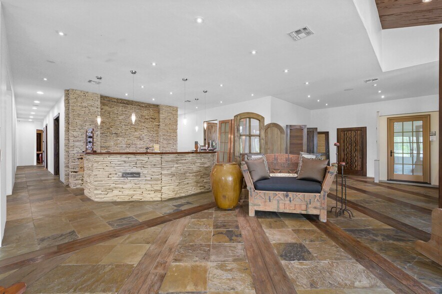 More Photos Of 1703 Highway 35 S, Rockport Office Residential For Lease