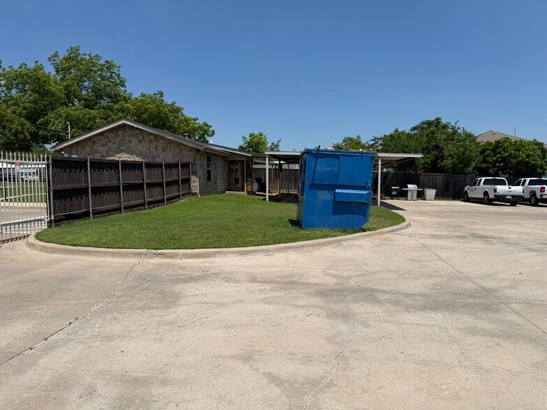 More Photos Of 414 N Kealy Ave, Lewisville Office For Sale