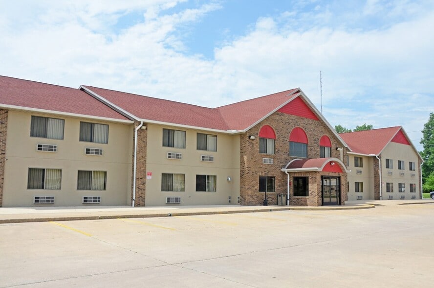 Primary Photo Of 1150 E Linn St, Canton Hotel For Sale