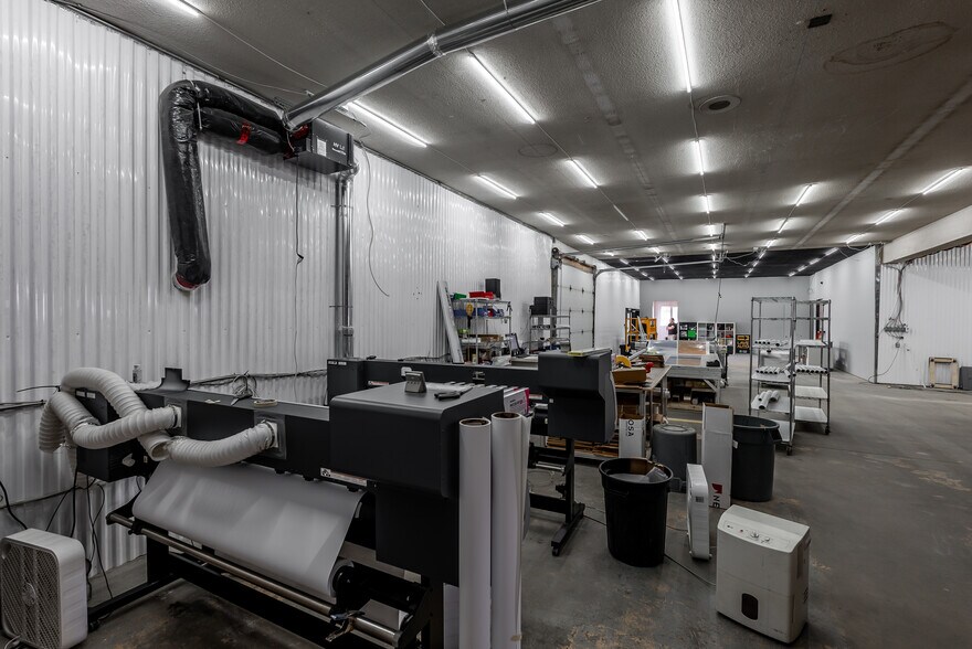 More Photos Of 70-72 Rue Principale, St-François-Xavier-de-Brompton Distribution For Lease