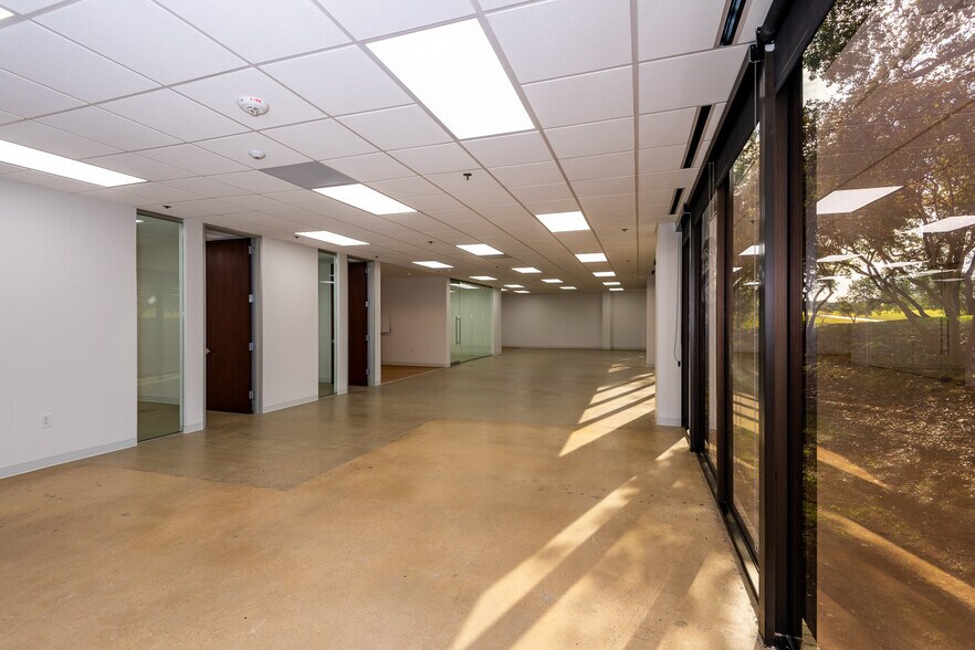 More Photos Of 104 Decker Ct, Irving Unknown For Lease