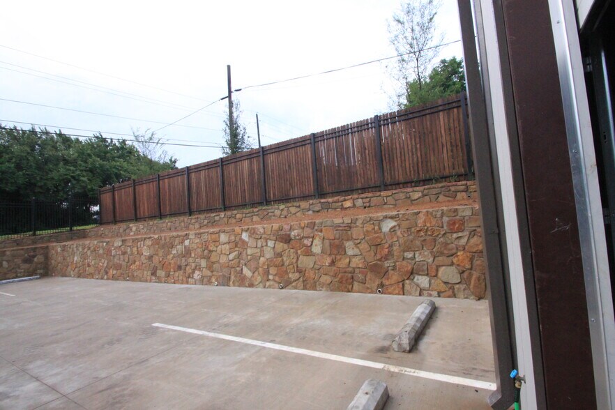 More Photos Of 2105 Vilbig Rd, Dallas Warehouse For Lease