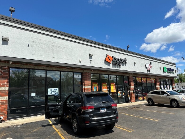 More Photos Of 954 E New York St, Aurora Storefront For Lease