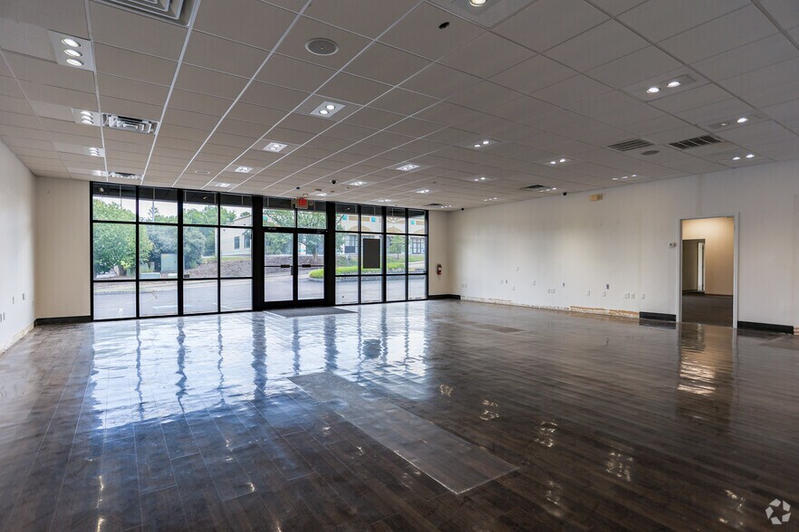 More Photos Of 3176 Linden Dr, Bristol Freestanding For Sale