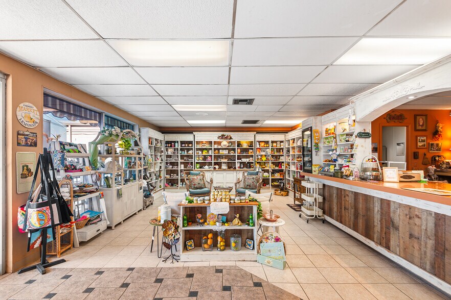 More Photos Of 155 Avenue B SW, Winter Haven Storefront For Sale